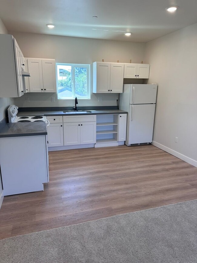 Primary Photo - 2 bedroom upstairs apartment in quiet neig...