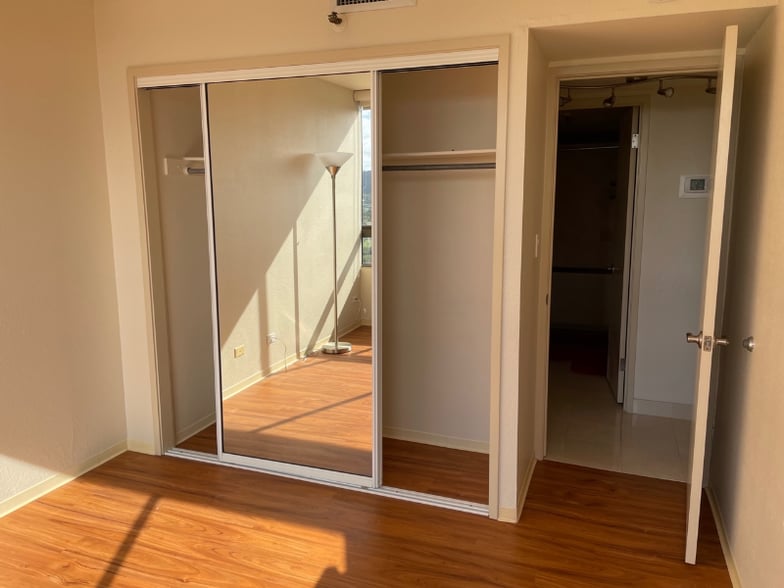 Building Photo - 2499 Kapiolani Blvd