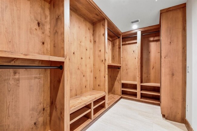 Building Photo - 108 Hub Dr