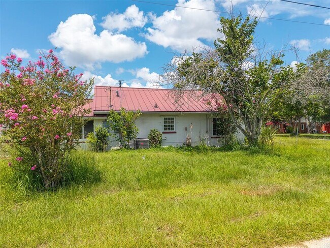 Building Photo - 916 Cohassett Ave