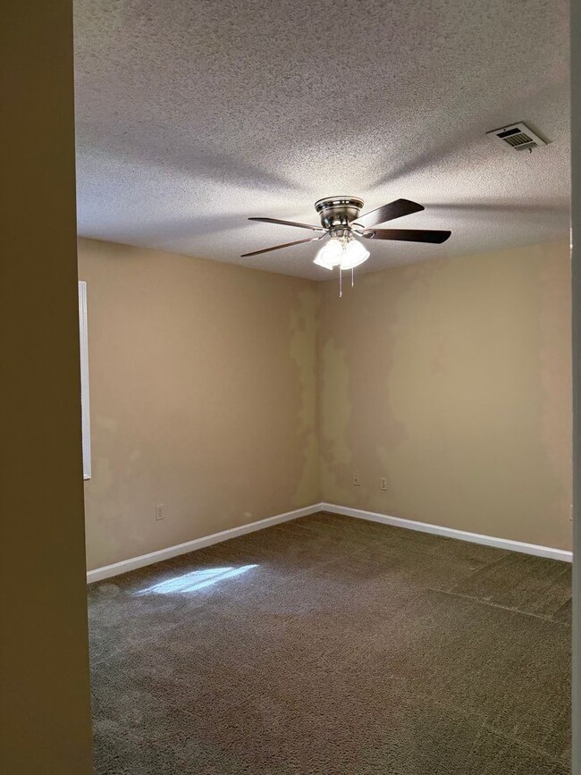 Building Photo - 156 Lakeside Dr