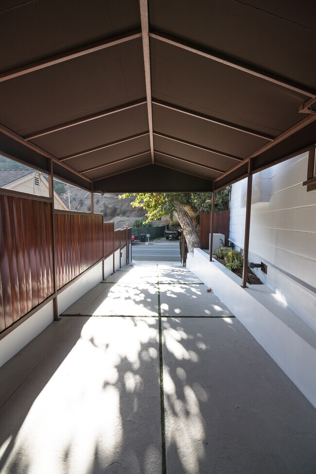 Building Photo - 920 N Beverly Glen Blvd