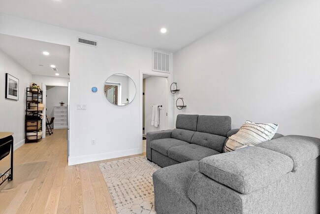 Building Photo - 71 Border St