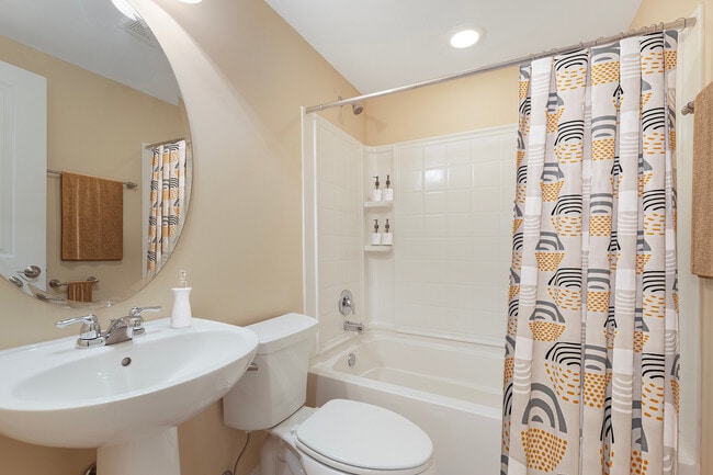 Staged Bathroom - 470 Green Bay Rd