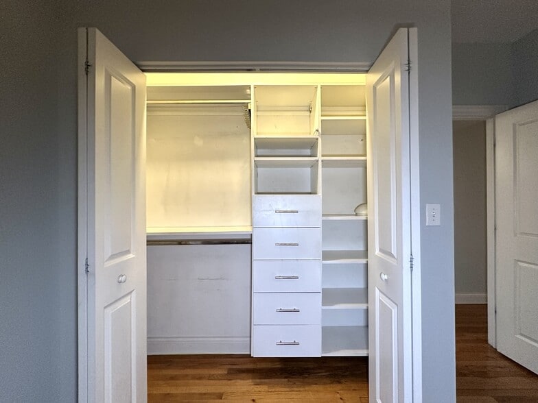 Building Photo - 749 W Addison St