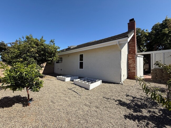 Building Photo - Beautifully Updated Single Story Custom Ho...