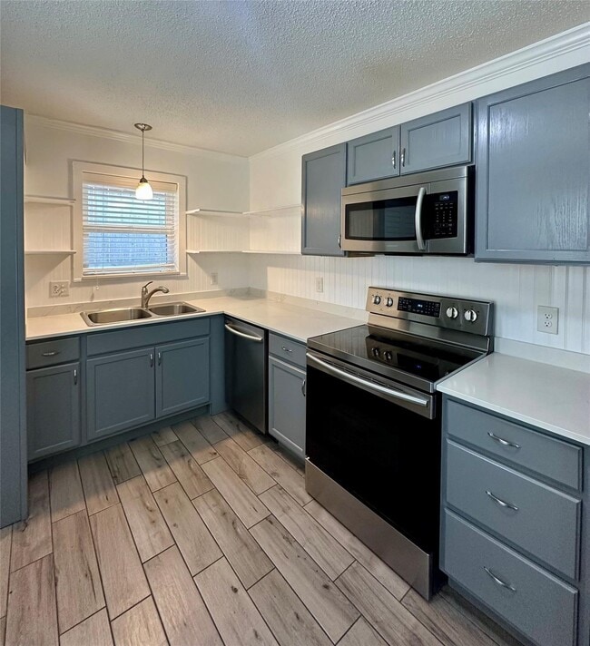 Building Photo - 813 Waverly St