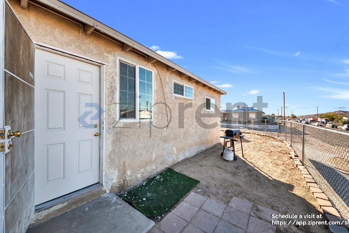 Building Photo - 301 Maxine Ave