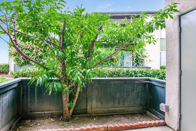 Building Photo - Discover this well-appointed 2-bedroom, 2-bath condo in Lake Forest