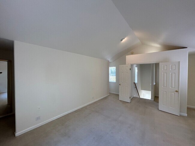 Building Photo - 2 Bed, 2.5 Bath Walnut Creek Home – Peacef...