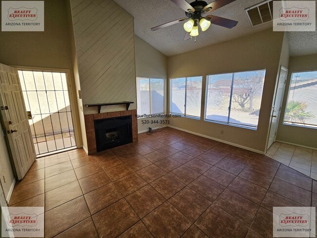 Building Photo - Los Reales & Cardinal area 2/2 with A/C & covered parking