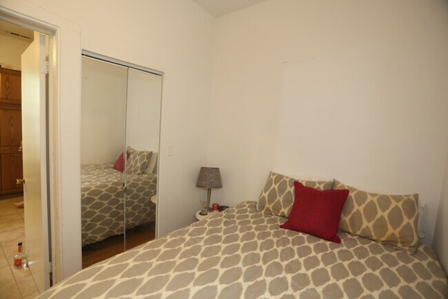 Building Photo - 430 S Racine Ave