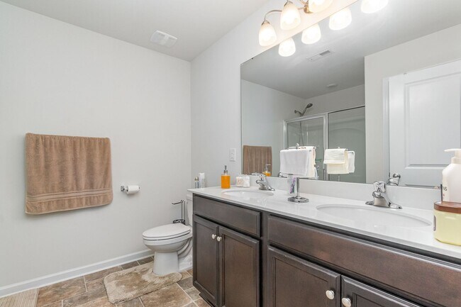 Building Photo - MOVE-IN READY!