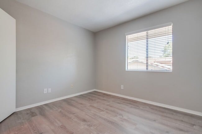 Building Photo - Downtown Vista Townhome, Available Now!