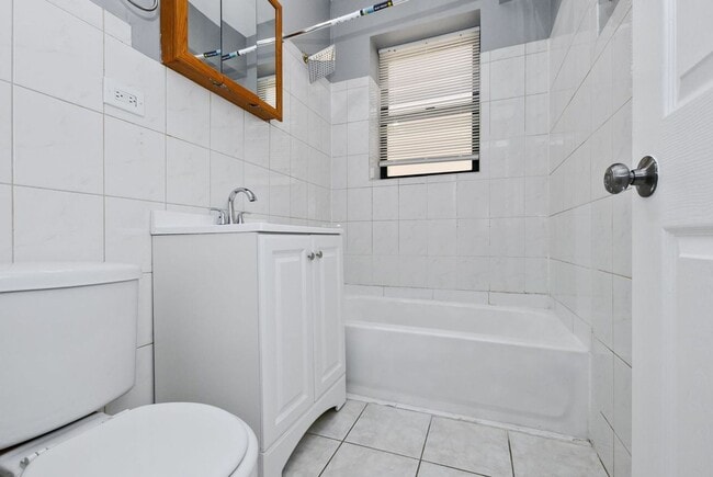 Building Photo - Three Bedroom in South Shore