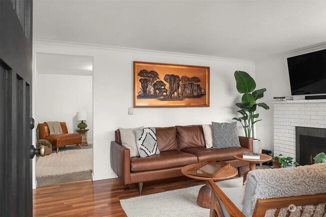 Building Photo - Bright & Charming 1Bed/1Bath + Den in Prim...