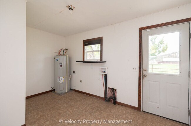 Building Photo - Charming Country Home!