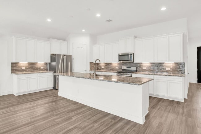 Building Photo - Stunning 4-bedroom, 3-bathroom single-stor...