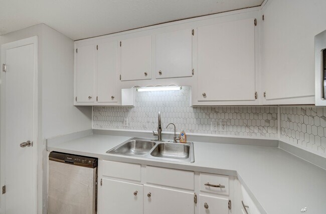Building Photo - 1125 Bradley Cir
