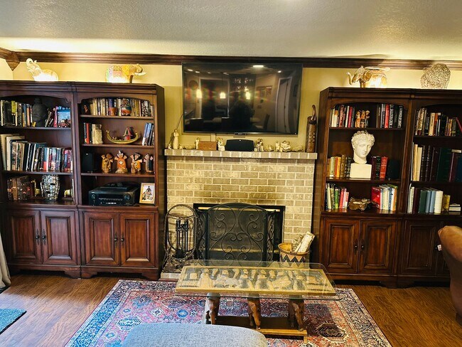 Building Photo - Beautiful Custom Newly Remodeled Home