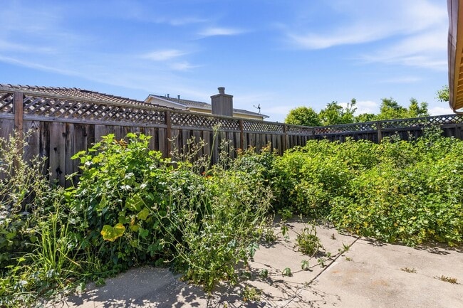 Building Photo - Union City 4-Bed, 2-Bath w/ 2-Car Garage & Vaulted Ceilings