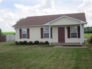 Building Photo - 3 bedroom home close to Fort Campbell and ...