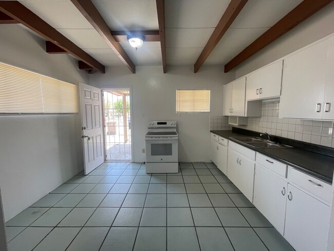 Building Photo - Cute 3-bedroom, 1-bathroom Home