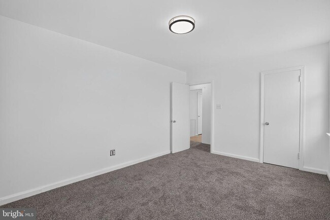 Building Photo - 1301 E Johnson St