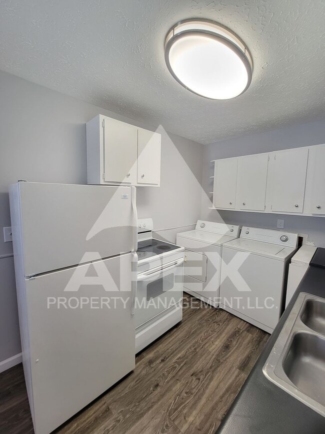 Building Photo - Renovated - 2 Bd 1 Ba Single Family home in North Knox close to downtown!