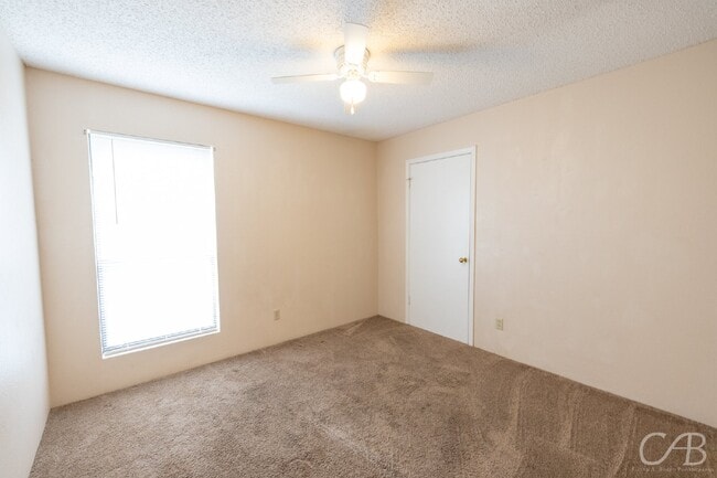 Building Photo - For lease