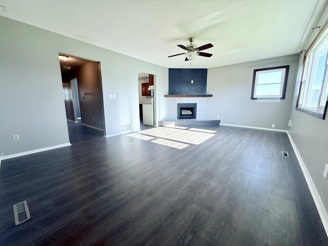 Building Photo - 204 E Elm St