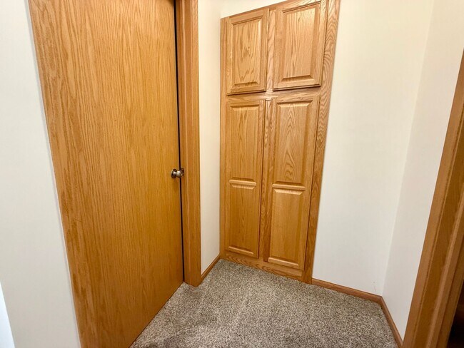 Building Photo - Lovely 3BR/3BA Otsego End Unit Townhome Available June!