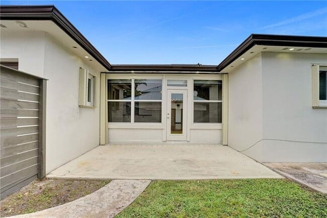 Building Photo - Charming Hollywood Home