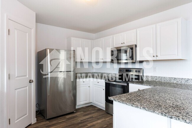 Building Photo - Newer Home in a Great Location to the Freeway