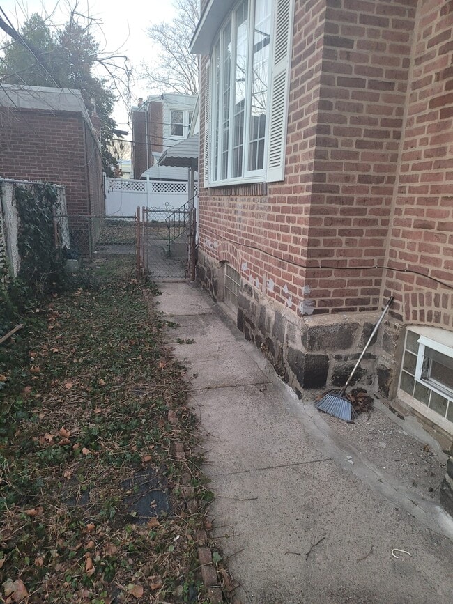 Building Photo - 7008 Ditman St