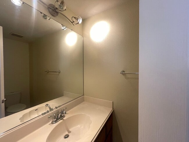 Building Photo - Fremont - Gated Community 2 Bed Townhouse