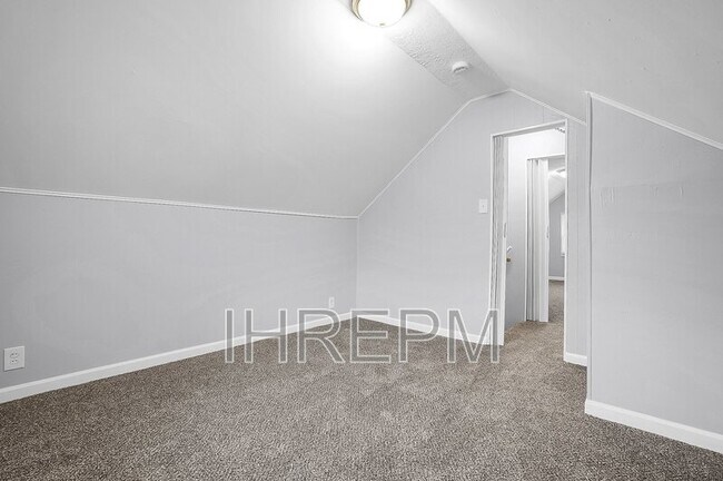 Building Photo - 909 Koebel Ave