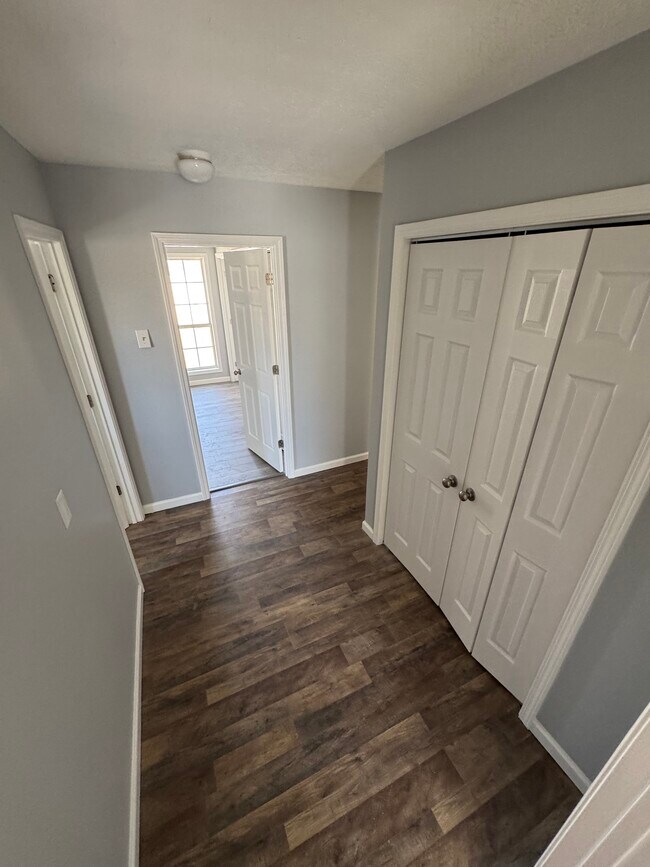 Building Photo - 1211 Redbud St