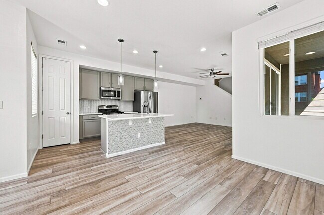 Building Photo - $2,495.95 - 3 Bed, 2.5 Bath Townhome in Aurora with Central AC and In Unit Laundry!