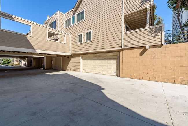 Building Photo - Convenient, Spacious Townhome for Rent in ...