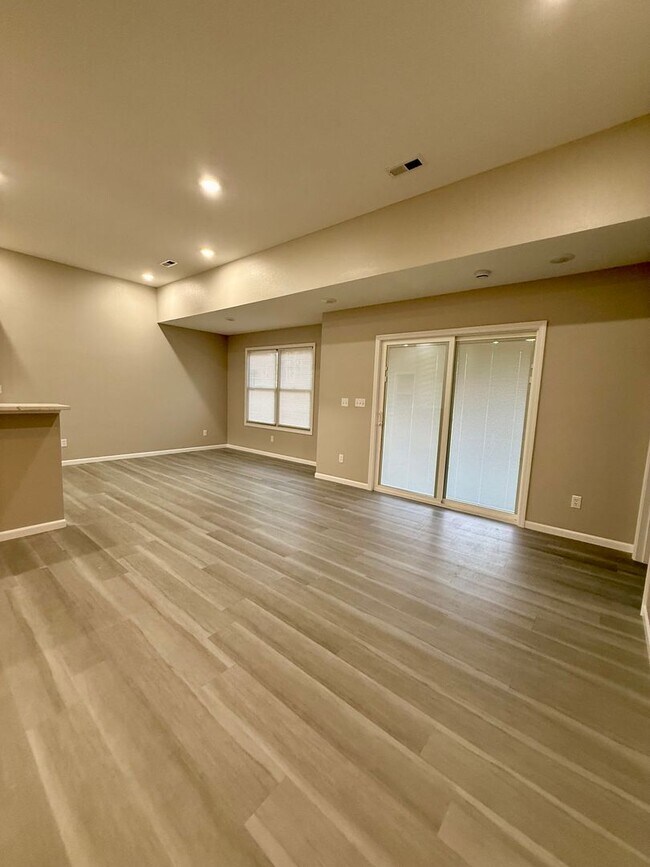 Building Photo - 1291-MF3-E