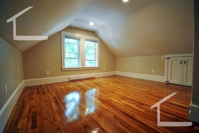 Building Photo - Huge, fully renovated 4 bed 2 bath duplex!
