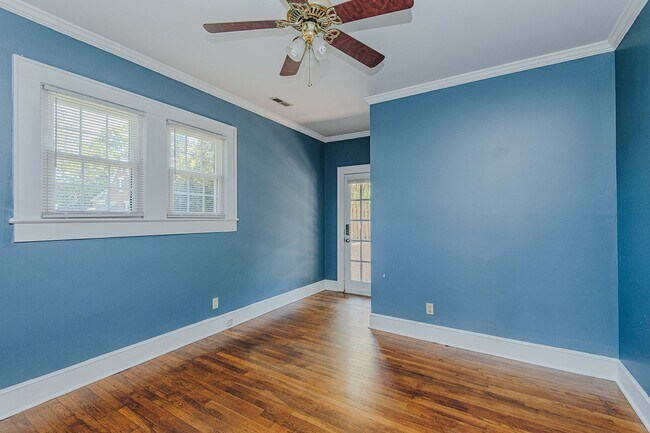 Building Photo - 3 Bed-2 Bath Bungalow in Burlington available  JULY