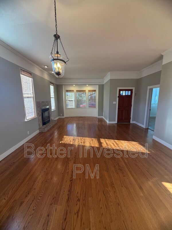 Building Photo - 559 N Oak St