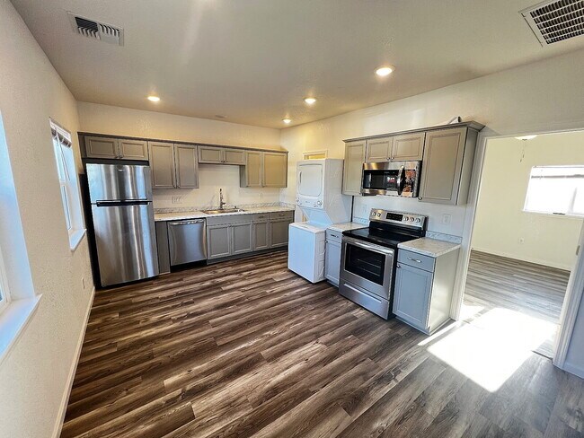 Building Photo - Charming 2 bedroom House