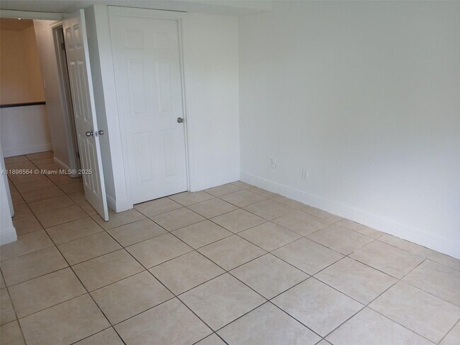 Building Photo - 10420 SW 158th Ct