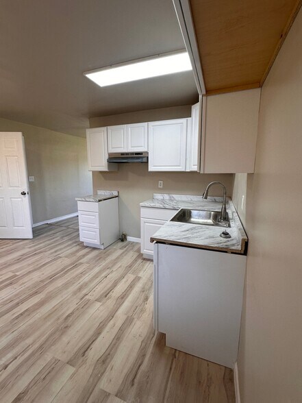 Building Photo - 4200 Narcissus Dr