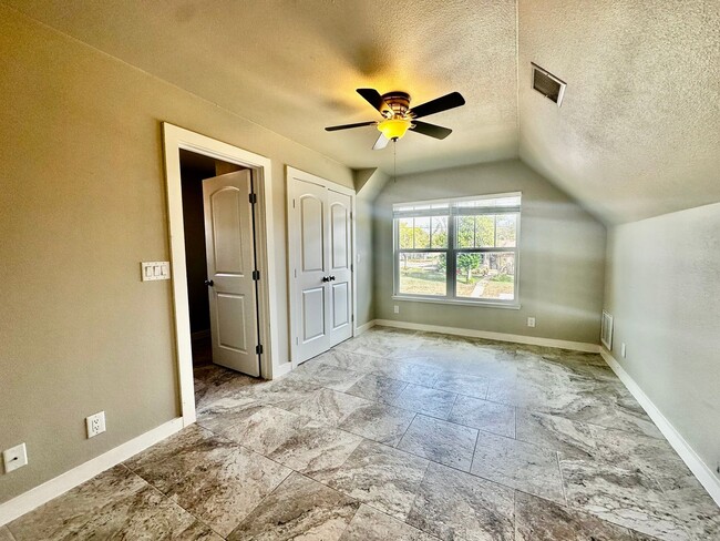 Building Photo - Riverfront Bungalow #9