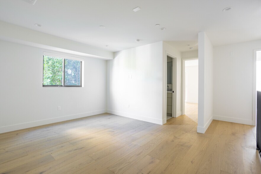 Building Photo - 456 N Poinsettia Pl