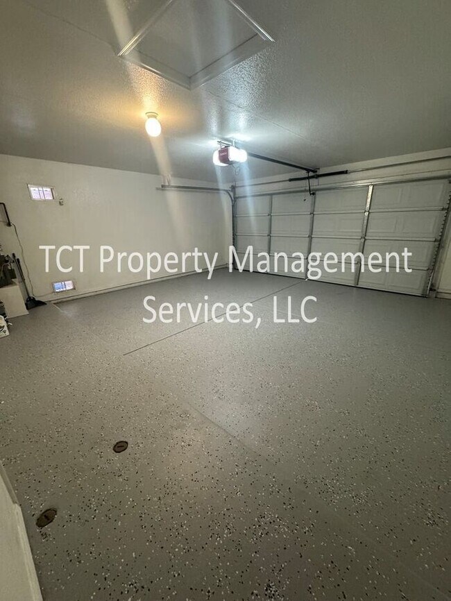 Building Photo - Spacious Open Concept 3 bedroom, 2 bath Ho...